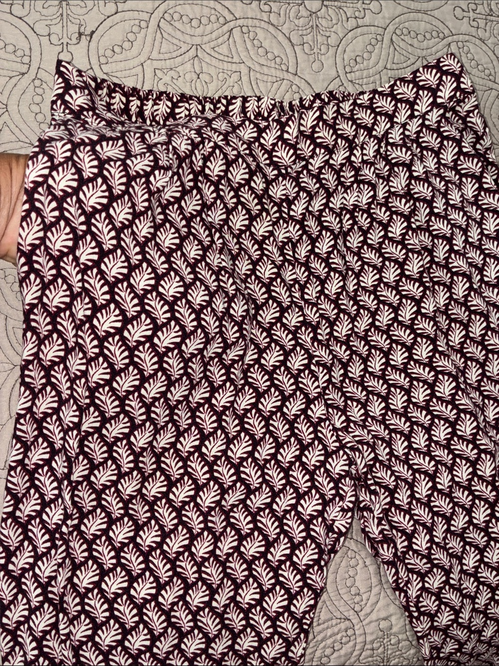 H&M NWOT Women’s Printed Maroon & White Pull-On Pants With 2 Side Pockets Size 8 - Picture 4 of 12